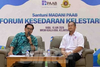 Ir Jaseni (kiri) semasa sesi soal jawab pada program Santuni Madani PAAB dan Forum Kesedaran Kelestarian yang diadakan di MRSM Kuala Krai pada Rabu. 