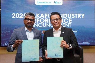  Pengerusi Interim Persatuan Takaful Malaysia, Borhanudin Samsudin (kiri) bersama Ketua Pegawai Eksekutif Persatuan Takaful Malaysia, Mohd Radzuan Mohamed menunjukkan buku laporan tahunan selepas mengadakan sidang media Pengumuman Prestasi Industri Takaful 2025 yang diadakan pada Rabu.