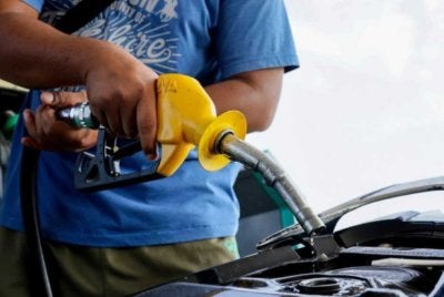 Kerajaan Madani terus mengekalkan harga RON95 bersubsidi pada RM1.99 seliter bagi lebih 14 juta penerima yang layak. Foto Bernama