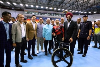 Sultan Pahang, Al-Sultan Abdullah Ri’ayatuddin Al-Mustafa Billah Shah berkenan bergambar bersama Jaguh berbasikal trek negara Datuk Azizulhasni Awang selepas menyaksikan Kejohanan Berbasikal Trek Kebangsaan di Velodrom Nasional hari ini. Foto Bernama 