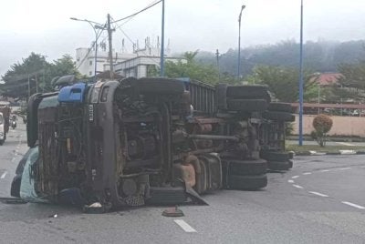 Keadaan lori membawa muatan cip plastik yang terbalik di Kilometer 0.5 Jalan Bentong-Karak berhampiran simpang Bentong Avenue pada Rabu. Foto Polis Bentong
