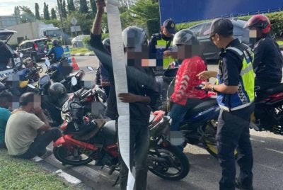 Antara penunggang motosikal yang diperiksa dalam Operasi Khas Johor 1 di Simpang 4, Jalan Besar.