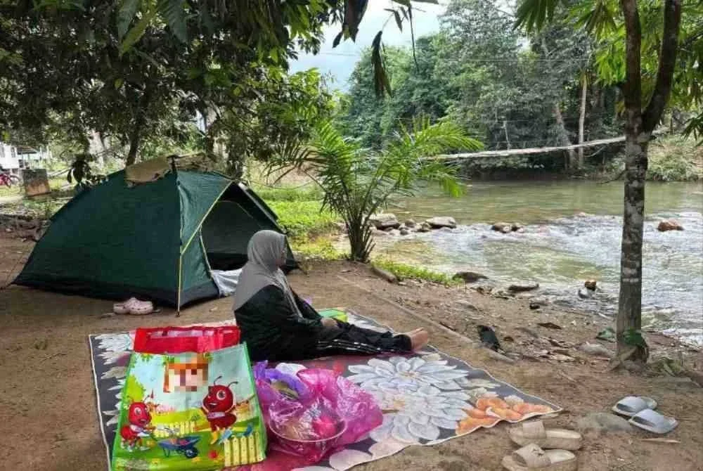 Siti Marliana memilih berkelah di Lata Rek bagi menghilangkan penat bekerja.