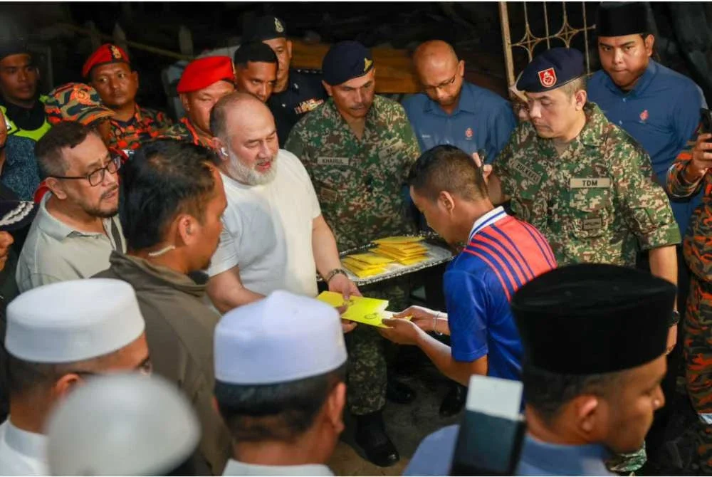 Sultan Muhammad V turut menyantuni mangsa kebakaran serta mengurniakan sumbangan kepada mereka yang terlibat.Foto:USTAZ ASRI MAT DAUD