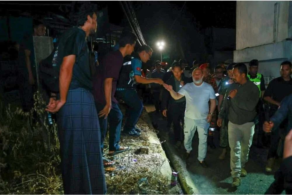 Sultan Muhammad V berkenan mencemar duli melawat tapak kebakaran di Kampung Cina, Gok Kapur, Kota Bharu yang memusnahkan 29 buah rumah pada malam Rabu. Foto:USTAZ ASRI MAT DAUD