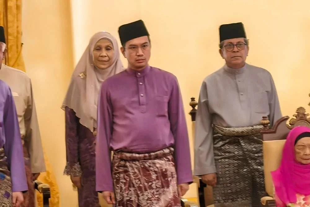 Tunku Zain yang berusia 44 tahun merupakan Presiden Pengasas Institut Demokrasi dan Hal Ehwal Ekonomi (IDEAS).