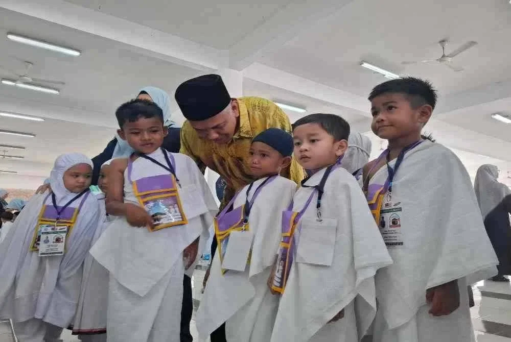 Khairuddin menyantuni peserta Program Kecemerlangan Pendidikan Simulasi Haji Gen Alpha anjuran Jabatan Kemajuan Masyarakat (Kemas) dengan kerjasama Andalusia Travel and Tour di Masjid Sultan Yussuf Izzuddin Shah di Seri Iskandar pada Khamis.