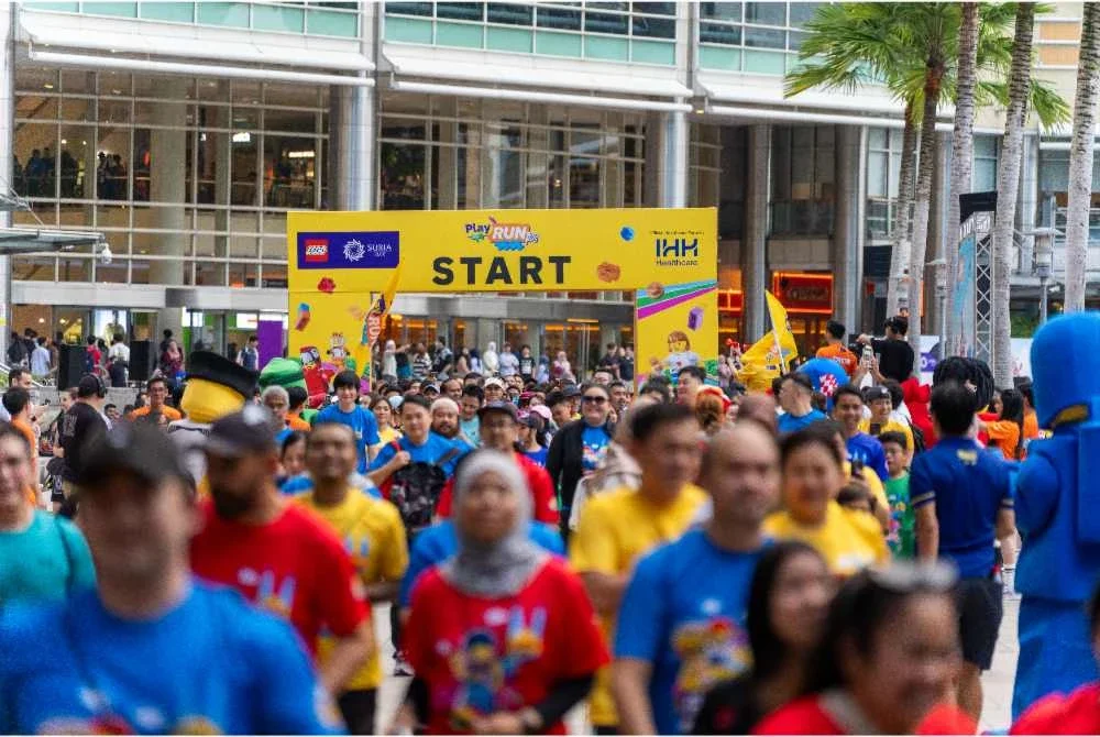 Larian santai sejauh dua kilometer itu menggabungkan elemen kecergasan fizikal, interaksi dunia nyata dan pengalaman permainan interaktif menerusi beberapa hentian aktiviti yang disediakan sepanjang laluan di sekitar KLCC Park.