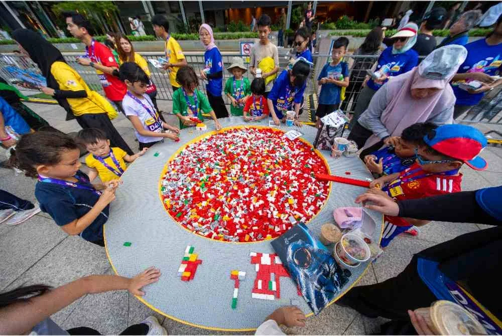 Suria KLCC x LEGO® 'Play Run 2026' memberi peluang kepada ibu bapa dan anak-anak meluangkan masa berkualiti bersama menerusi pelbagai aktiviti yang disediakan.