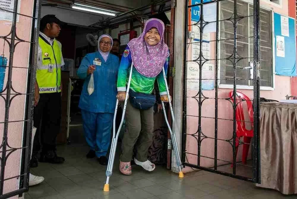 Pendaki wanita yang ditemui selamat selepas hampir dua minggu hilang di kawasan Gunung Batu Putih, Jaslinda Saludin, 49, dibenarkan keluar dari Hospital Tapah selepas menerima rawatan selama tiga hari.Foto Bernama
