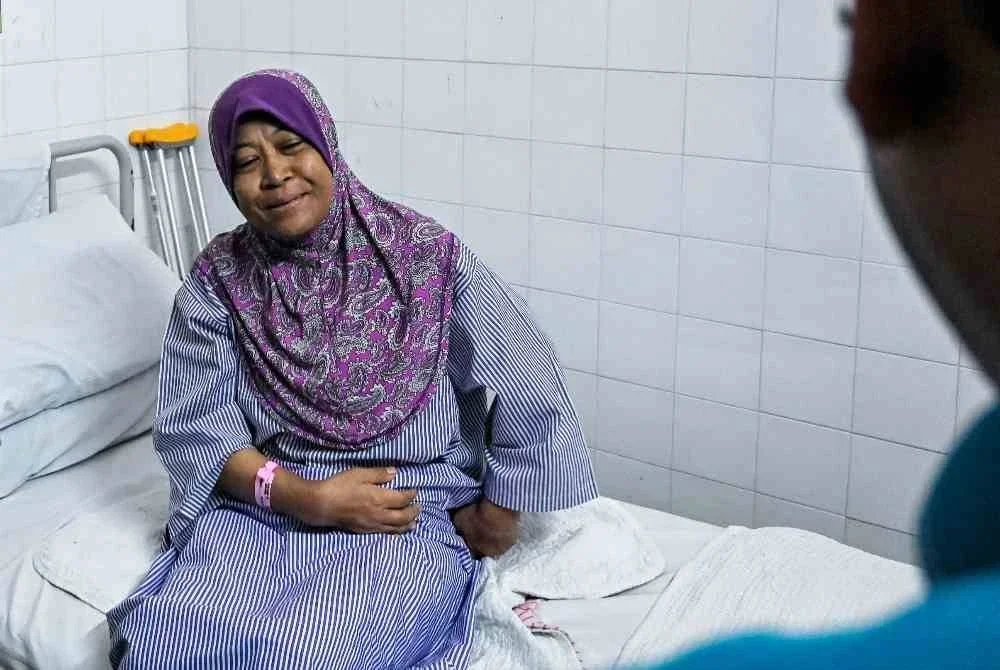  Keadaan Jaslinda Saludin, 49, ketika menerima kunjungan Pengerusi Jawatankuasa Komunikasi, Multimedia dan NGO Perak Mohd Azlan Helmi di Wad Perempuan Hospital Tapah baru-baru ini. Foto Bernama. 