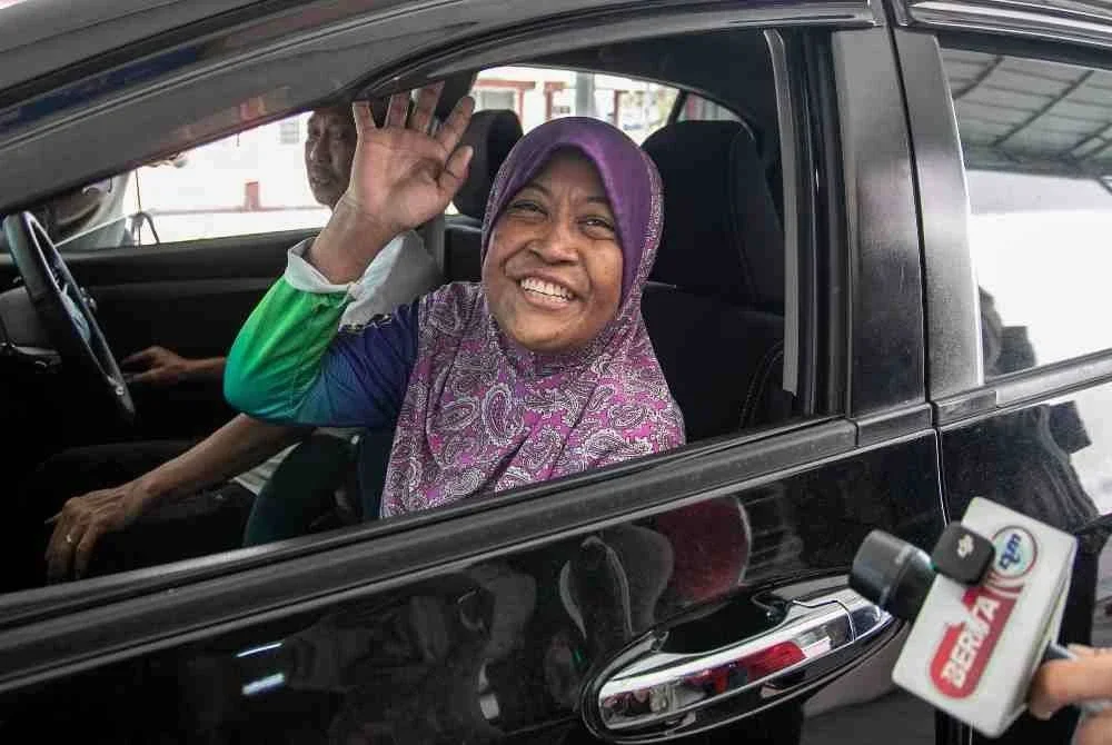 Pendaki wanita Jaslinda Saludin, 49, menjawab pertanyaan wartawan ketika dibenarkan keluar selepas menjalani rawatan di Hospital Tapah baru-baru ini. Foto Bernama.