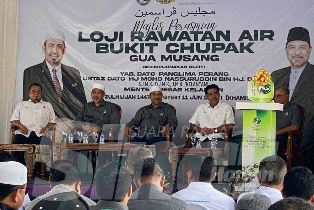 (Dari kanan) Ir Jaseni, Mohd Nassuruddin dan Dr Izani ketika Majlis Perasmian LRA Bukit Chupak di Gua Musang pada Khamis.Foto:SINAR HARIAN/HAZELEN LIANA KAMARUDIN