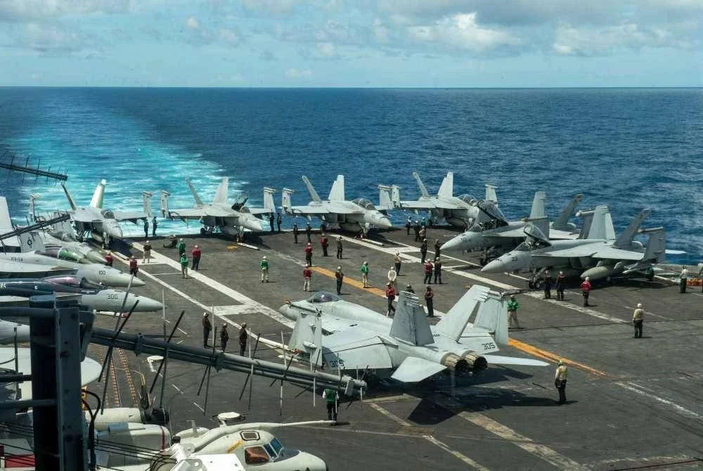 Jet pejuang AS ditempatkan atas kapal induk USS Theodore Roosevelt. Agensi