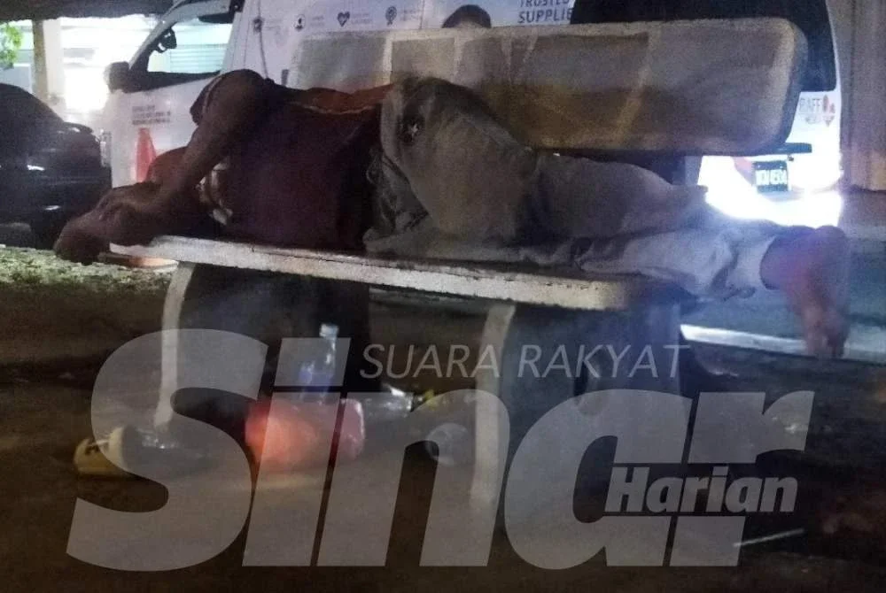 Seorang lelaki warga asing yang disyaki mabuk tidur di atas kerusi di padang Flat Pandan Mewah.