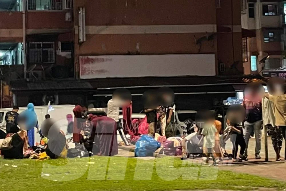 Padang di kawasan perumahan yang dijadikan sebagai pasar lambak.
