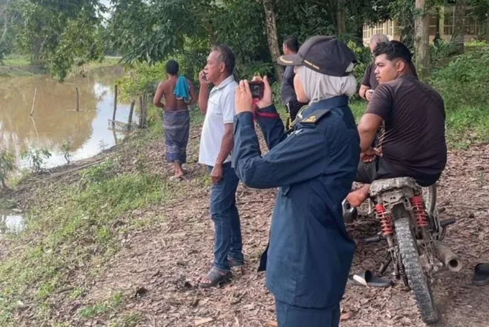 Penduduk Kampung Padang Kijang, Mukim Alor Pasir di Tanah Merah mendakwa perubahan luar biasa berlaku pada Sungai Jegor apabila air sungai berkenaan menjadi terlalu jernih sehingga menampakkan dasar sebelum ratusan ekor ikan ditemukan mati dan terapung. Foto:JAS