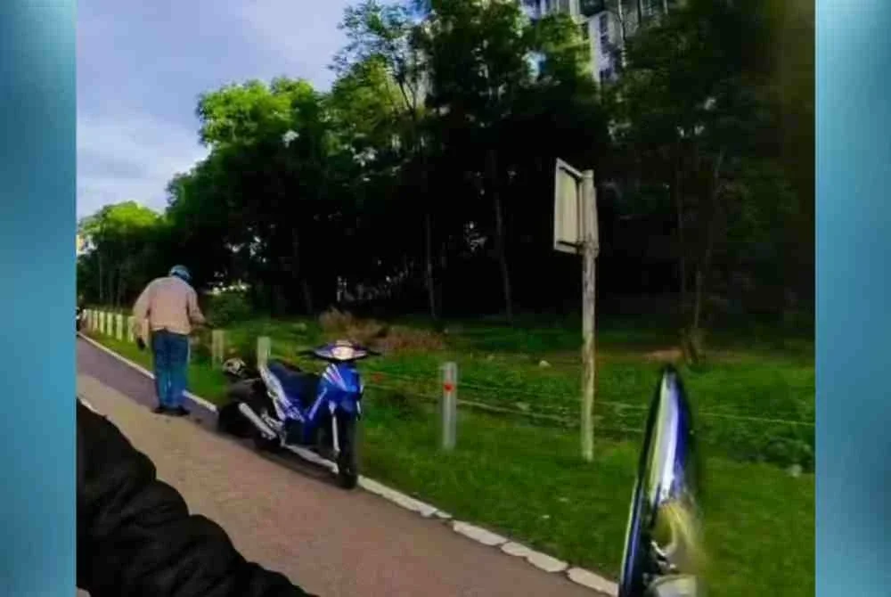 Suspek bertindak memberhentikan motosikalnya di tepi jalan sebelum menyerang mangsa menggunakan sebilah pisau pemotong daging.
