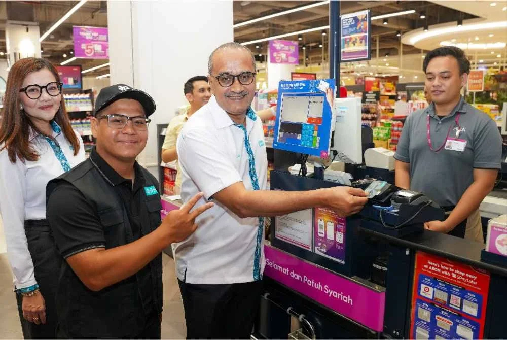 Pemangku Ketua Eksekutif BSN, Mujibburrahman Abd Rashid (tiga dari kiri) bersama Ketua Jabatan Pengurusan Cawangan, Deposit, Pembayaran & Rangkuman Kewangan BSN, Noreidayu Harun (paling kiri) serta salah seorang pemenang Kempen Gabungan BSN SSP & BSN GIRO-i 2025 yang diraikan dengan ganjaran ‘Supermarket Sweep’ bertempat di AEON Mall Cheras Selatan.