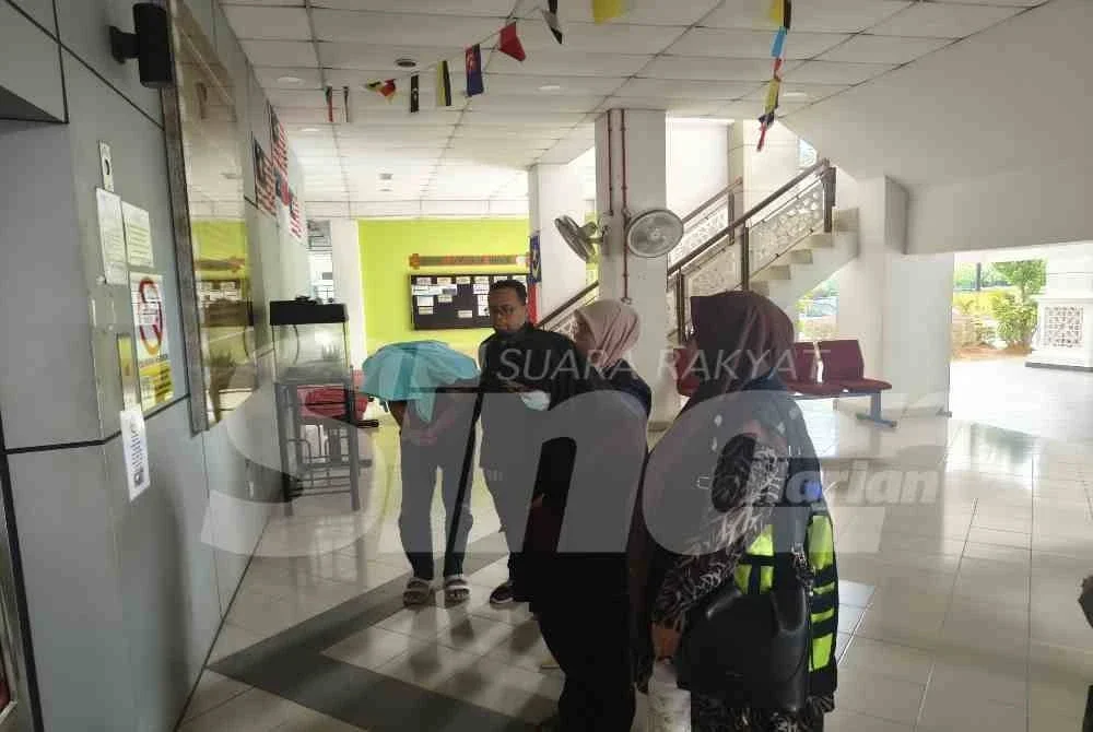 Pasangan itu tiba di Mahkamah Tinggi Syariah pada Khamis.