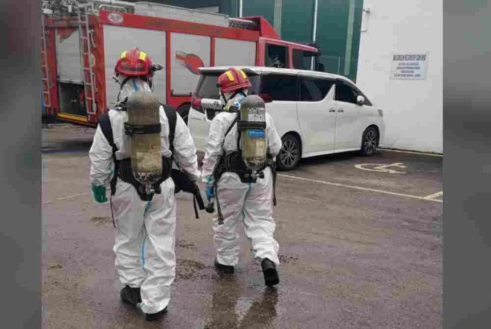 Anggota bomba melakukan pemantauan di kawasan Perindustrian Pasir Gudang. Foto JBPM Johor
