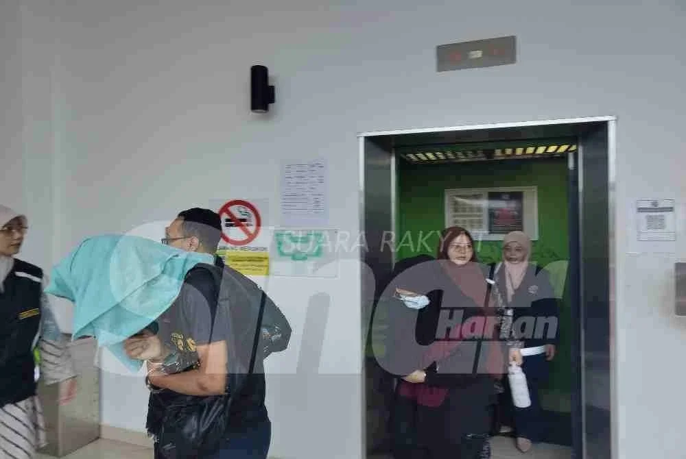 Mahkamah memutuskan Hairul Mokhsin dan Siti Iqbar masing-masing didenda RM5,000 dan RM4,500 atau lapan bulan penjara jika gagal membayar denda tersebut.