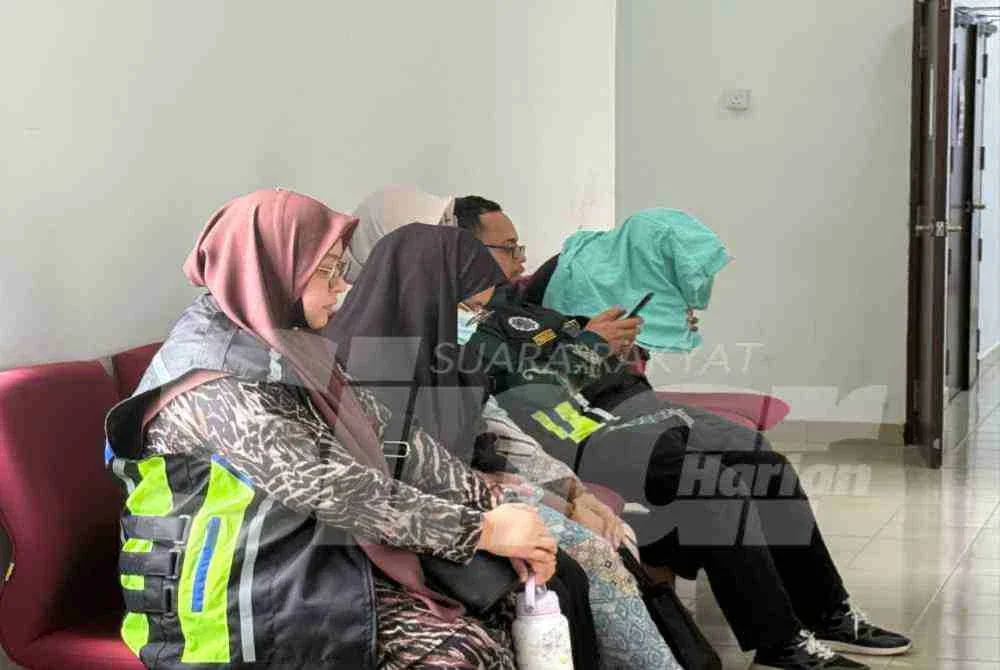 Hairul Mokhsin (kanan) dan Siti Iqbar (dua dari kiri) dibawa ke Mahkamah Tinggi Syariah bagi pendakwaan.