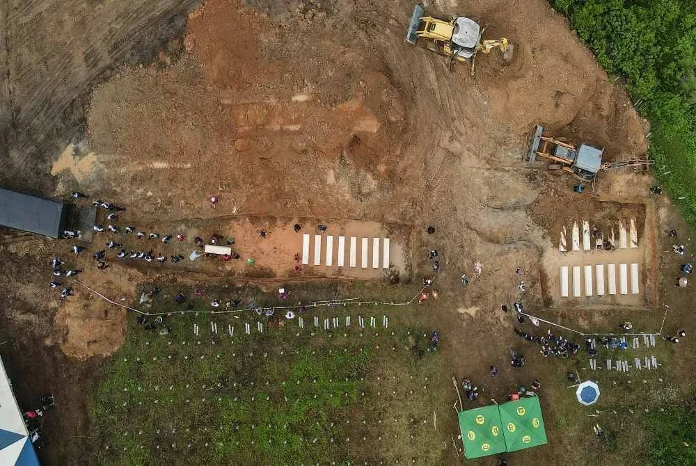 Seramai 27 jenazah warga Myanmar etnik Rohingya selamat dikebumikan di Tanah Perkuburan Islam Kampung Tualang, Pokok Sena. - Bernama