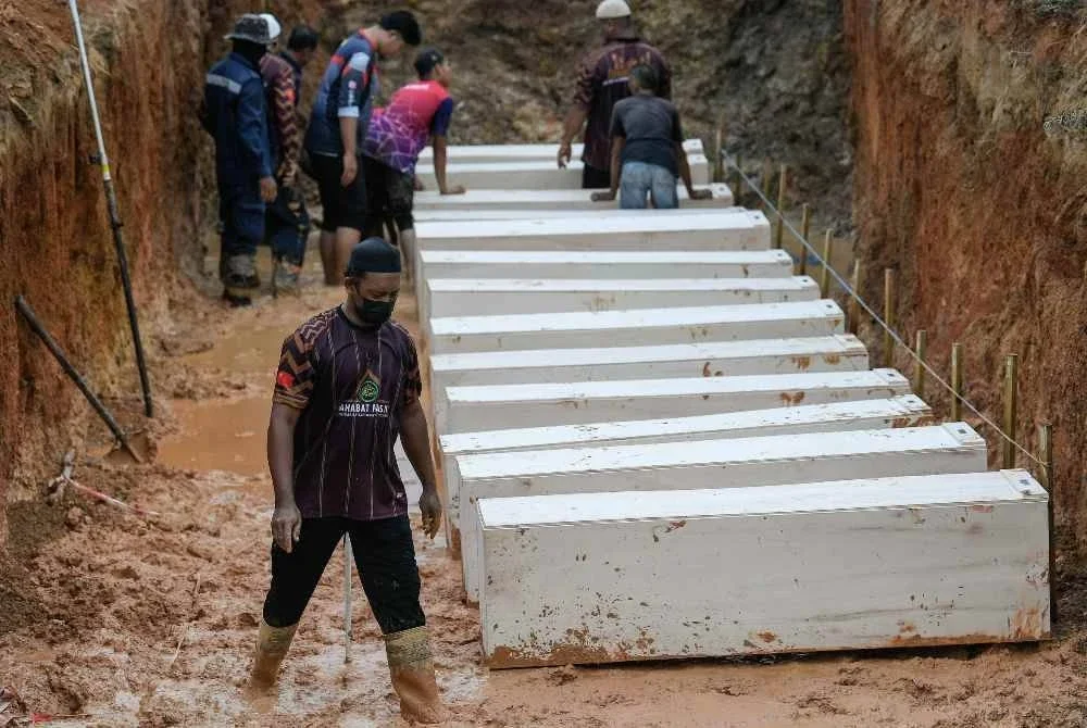 Seramai 27 jenazah warga Myanmar etnik Rohingya selamat dikebumikan di Tanah Perkuburan Islam Kampung Tualang, Pokok Sena hari ini. - Bernama