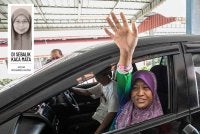 Pendaki wanita yang ditemui selamat selepas hampir dua minggu hilang di kawasan Gunung Batu Putih, Jaslinda Saludin, 49, dibenarkan keluar dari Hospital Tapah pada Selasa selepas menerima rawatan selama tiga hari. Foto Bernama