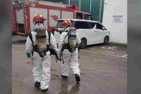 Anggota bomba melakukan pemantauan di kawasan Perindustrian Pasir Gudang. Foto JBPM Johor