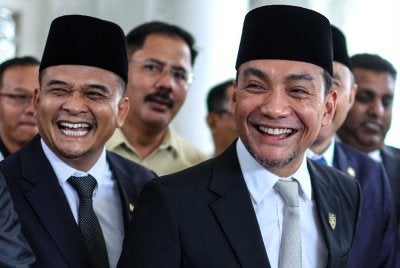 Datuk Onn Hafiz Ghazi (kanan) ketika mengumumkan pembubaran Dewan Undangan Negeri (DUN) Johor baru-baru ini. 