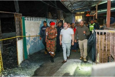 Sultan Muhammad V berkenan mencemar duli melawat tapak kebakaran di Kampung Cina, Gok Kapur, Kota Bharu yang memusnahkan 29 buah rumah pada malam Rabu. Foto USTAZ ASRI MAT DAUD