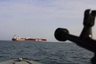 Mana-mana kapal yang melalui selat itu akan dikenakan tindakan ketenteraan. - Foto Tasnim News Agency