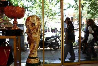 Sebuah replika gergasi trofi Piala Dunia kini berdiri di atas jalan utama Teheran, menjadi tumpuan peminat tempatan.