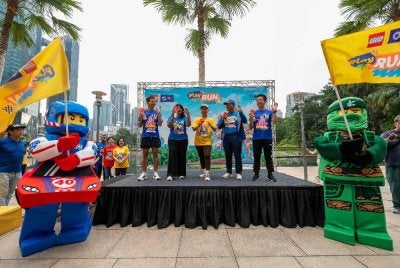 Francis (kanan) dan tetamu kehormat menyempurnakan pelepasan Suria KLCC x LEGO® 'Play Run 2026' pada Sabtu.