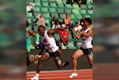 Azeem (kanan) membantu Universiti Auburn memecahkan rekod kolej NCAA dalam acara 4x100 meter. - Foto Auburn track & Field AUBURN TRACK & FIELD