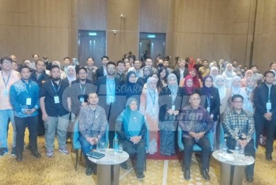 Aiman Athirah (duduk, dua dari kiri) bergambar bersama tetamu kehormat dan peserta Persidangan Strata 2026: Ke Arah Pengurusan Strata Kelas Pertama pada Khamis.
