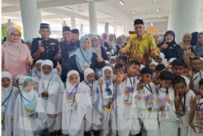 Program anjuran Kemas dengan kerjasama pengendali pakej ibadah haji dan umrah, Andalusia Travel & Tour Sdn Bhd itu melibatkan hampir 400 kanak-kanak bawah usia enam tahun daripada 30 Tabika Kemas di daerah Perak Tengah.
