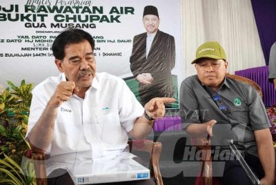 Ir Jaseni (kiri) bersama Azhar ketika sidang akhbar selepas Majlis Perasmian LRA Bukit Chupak di Gua Musang pada Khamis.Foto:SINAR HARIAN/HAZELEN LIANA KAMARUDIN