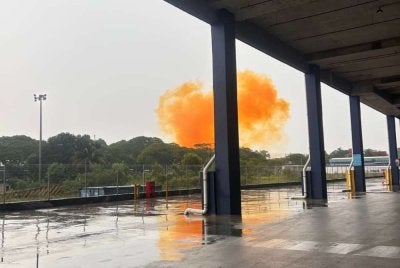 Tangkap layar video tular insiden tangki bahan kimia dipercayai bocor di Pasir Gudang.