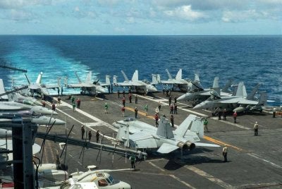 Jet pejuang AS ditempatkan atas kapal induk USS Theodore Roosevelt. Agensi