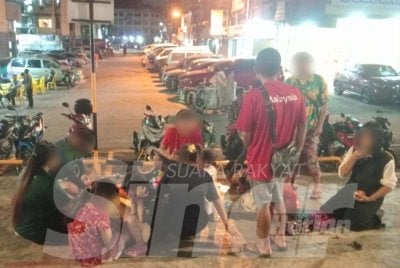 Sebahagian warga asing melepak di padang Flat Pandan Mewah.