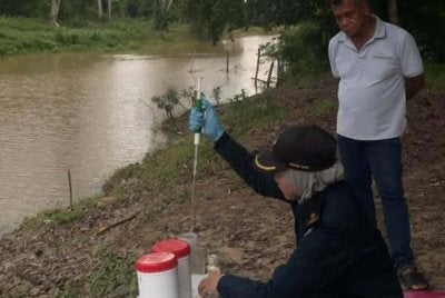 Dua pegawai dari Unit Aduan, Bahagian Operasi 2 JAS dihantar ke lokasi dan bertemu wakil penduduk bagi mendapatkan maklumat berkaitan kejadian. Foto:JAS