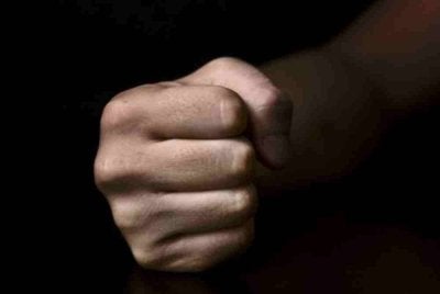 Seorang guru disiplin dipercayai cedera akibat ditumbuk sekumpulan pelajar dalam kejadian di sebuah sekolah menengah di Kuala Kangsar pada Rabu.
