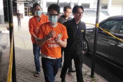 Antara 73 individu yang terdiri daripada ejen dan pemilik syarikat direman oleh SPRM kerana disyaki memalsukan tuntutan insentif Daya Kerjaya 2.0 bernilai kira-kira RM9 juta.