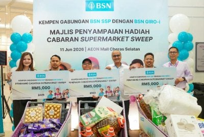 Pemangku Ketua Eksekutif BSN, Mujibburrahman Abd Rashid (tiga dari kanan) bersama Ketua Jabatan Pengurusan Cawangan, Deposit, Pembayaran & Rangkuman Kewangan BSN, Noreidayu Harun (paling kiri) serta Pengurus Kanan Mall Operations - Central Region AEON Malaysia (paling kanan), Amran Abdul Latif, bersama tiga pemenang Kempen Gabungan BSN SSP & BSN GIRO-i 2025 yang diraikan dengan ganjaran ‘Supermarket Sweep’ bertempat di AEON Mall Cheras Selatan.