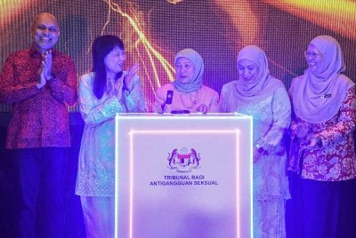 Nancy (tengah) ketika gimik pelancaran pada Majlis Perasmian Pejabat TAGS dan Pelancaran Sistem e-TAGS di Menara Aras Raya pada Khamis. Foto: Bernama 
