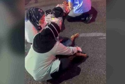 Seorang wanita bersama anak lelakinya cedera parah selepas terlibat kermalangan di Jalan Tanah Putih, berhampiran Hospital Tengku Ampuan Afzan (HTAA), Kuantan pada malam Rabu. Foto Pembaca.