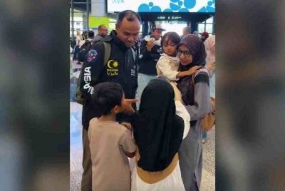 Kepulangan Kapten Razman disambut oleh keluarga tercinta dan juga sahabat-sahabat seperjuangan GSF 2.0 di KLIA.